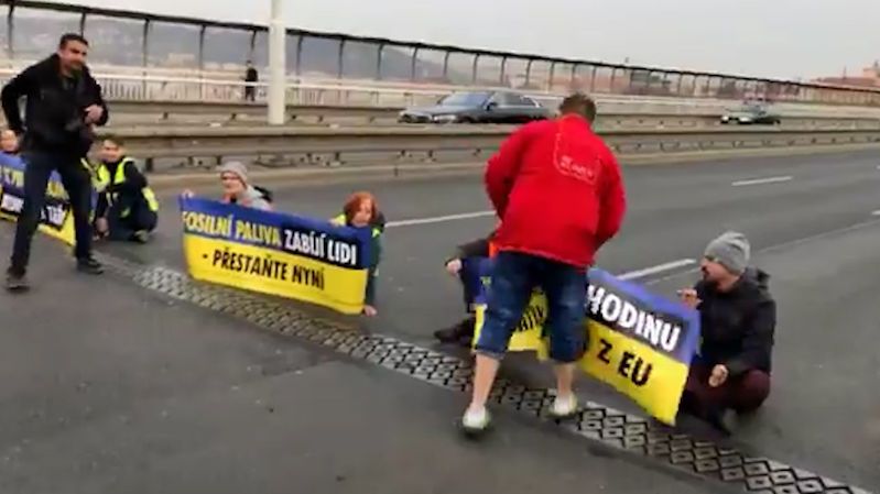 Aktivisté zablokovali Nuselský most, naštvaný řidič jim sebral transparenty